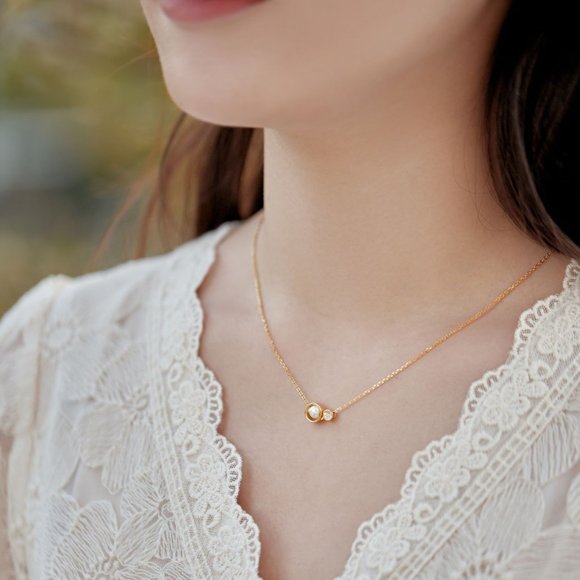 Elegant Pearl Pendant Necklace - Picture 3 of 8